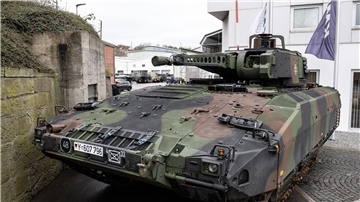 Ein vor Ort produzierter Schützenpanzer „Puma“ steht am Eingang des Rüstungsunternehmens Krauss-Maffei Wegmann in Kassel.
