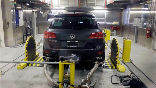 „Verdächtige“ Abgaswerte in neuer Diesel-Analyse Ein VW-Touareg Diesel wird am 13.10.2015 in der Teststation der US-Umweltschutzbehörde EPA (Environmental Protection Agency) in Ann Arbor, Michigan, USA, auf seine Abgaswerte getestet.