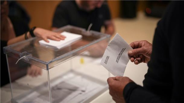 Katalonien-Wahl beginnt: Puigdemont gilt als ein Favorit Ein Wähler gibt in einem Wahllokal in La Roca del Vallès seine Stimme ab.