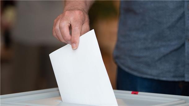 Ein Wähler wirft in einem Wahllokal seinen Stimmzettel in die Wahlurne.