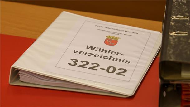Ein Wählerverzeichnis liegt beim Prozessauftakt in einem Saal des Bremer Verwaltungsgerichts auf einem Tisch.
