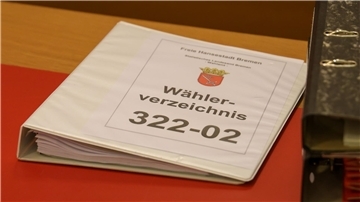 Ein Wählerverzeichnis liegt beim Prozessauftakt in einem Saal des Bremer Verwaltungsgerichts auf einem Tisch.