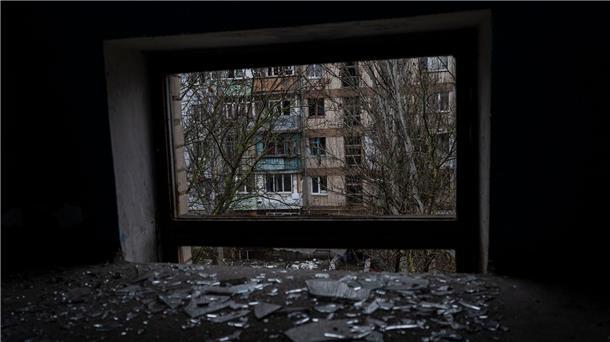 London: Moskau setzt wohl veraltete Trägerraketen ein Ein während eines russischen Angriffs zerstörtes Gebäude in Cherson.