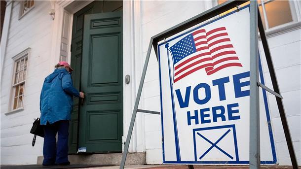 „Super Tuesday“: US-Vorwahlen in vielen Bundesstaaten Ein Wahllokal in Kennebunk (Maine).