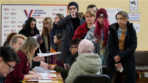 Russlands Wahlkommission spricht Putin Rekordergebnis zu Ein Wahllokal in St. Petersburg. Zur Wahl aufgerufen Aufgerufen sind insgesamt 114 Millionen Wahlberechtigte.