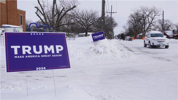 Rasanter Sieg: Trump dominiert erste Vorwahl im US-Wahljahr Ein Wahlplakat des ehemaligen US-Präsidenten Trump steht in Des Moines bei eisiger Kälte im Schnee.
