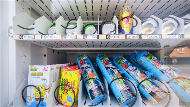 Helmstedt verbietet Verkauf von Lachgas an Minderjährige Ein Warenautomat, unter anderem mit Lachgasflaschen bestückt, steht vor einem Ladengeschäft.