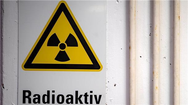 Geplanter Standort für Asse-Zwischenlager geeignet Ein Warnhinweis mit der Aufschrift „Radioaktiv“ hängt in einem Zwischenlager.