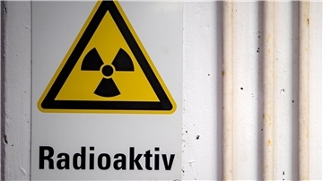 Ein Warnhinweis „Radioaktiv“ hängt am Eingang eines Zwischenlagers.