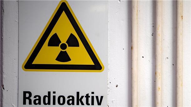 Kritik an geplantem Atommüllzwischenlager Ein Warnhinweis „Radioaktiv“ hängt am Eingang eines Zwischenlagers.