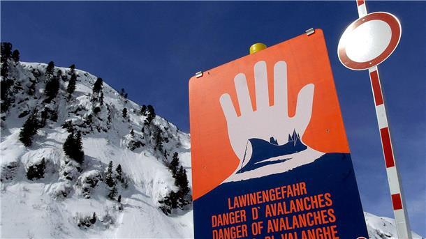 Zehn Skifahrer in Österreich von Lawine mitgerissen Ein Warnschild am Arlberg (Symbolbild).