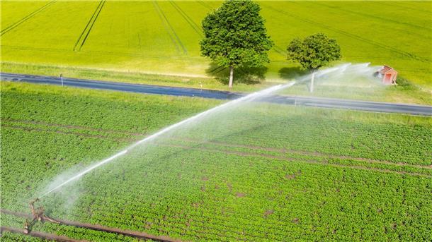 Wetterwechsel in der zweiten Wochenhälfte Ein Wassersprenger bewässert ein Feld in der Region Hannover. Erst in der zweiten Wochenhälfte soll etwas mehr Regen fallen.