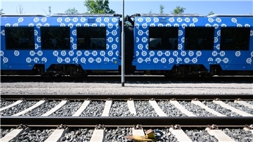Ein Wasserstoffzug Coradia iLint des Zugherstellers Alstom steht auf dem Werksgelände. Bahnreisende in Niedersachsen sollen von Juni an erstmals regulär mit Wasserstoffzügen fahren. Noch in diesem Jahr sollen die Dieselzüge auf der Bahnstrecke Cuxhaven-Buxtehude durch 14 Wasserstoffzüge ersetzt werden. 