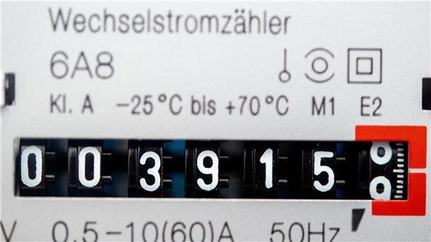 Ein Wechselstromzähler zeigt den aktuellen Zählerstand an.