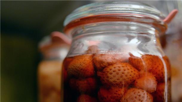 Hersteller der Weck-Gläser meldet Insolvenz an Ein Weck-Glas ist mit Obst gefüllt.