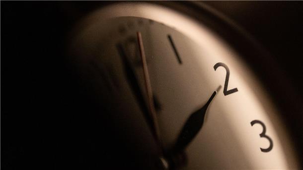 Ökonom sieht Vorteile von Zeitumstellung Ein Wecker zeigt zwei Uhr an.