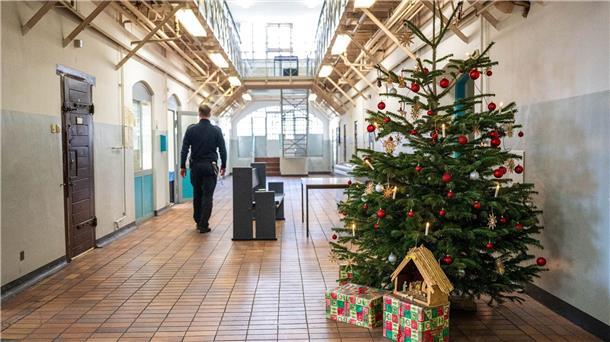 Kalender und Süßes für Gefangene in Bremen Ein Weihnachtsbaum steht in der Justizvollzugsanstalt (JVA) Bremen-Oslebshausen.