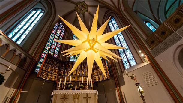 Klassisch, online oder im Freien: Gottesdienste Ein Weihnachtsstern hängt in der St. Johanniskirche in Lüneburg.