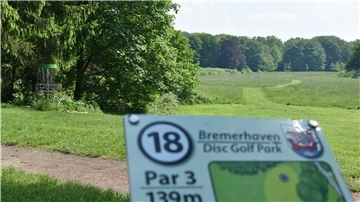 Ein weiteres Highlight des Parks nahe des Bremerhavener Hauptbahnhofs: Auf einer Disc-Golf-Anlage können Besucher eine Frisbee möglichst genau werfen.