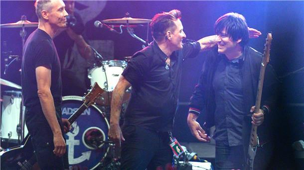 40 Jahre Die Ärzte: So fing alles an Ein wenig gealtert, mit anderem Bassisten, aber nach eigenem augenzwinkernden Bekunden immer noch die beste Band der Welt (von links): Farin Urlaub, Bela B und Rod Gonzales alias Die Ärzte, hier bei einem Rockkonzert gegen Rechts.