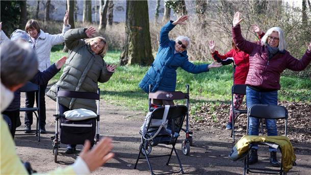 Ein wenig geht immer: Seniorinnen beim Rollator-Yoga im Schlosspark Köthen (Sachsen-Anhalt). (Archivbild)