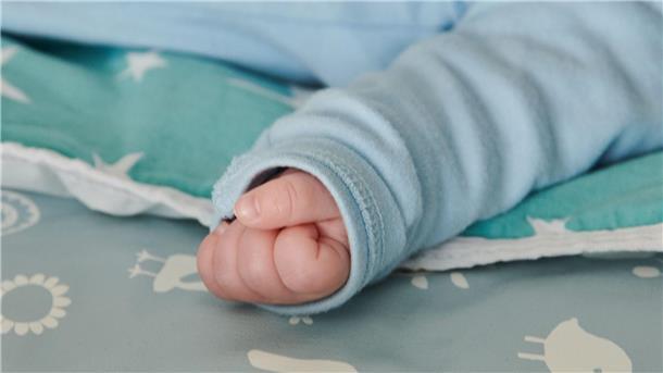Emilia und Noah beliebteste Babynamen auch in Niedersachsen Ein wenige Wochen altes Baby ballt seine Hand zu einer kleinen Faust.