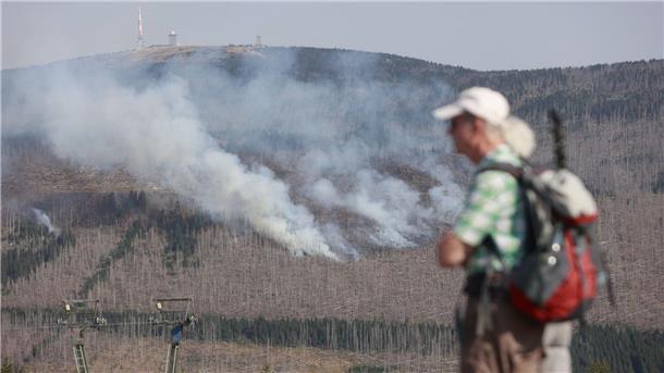 Feuer am Brocken - Einsatz könnte noch Tage dauern Ein Wetterwechsel verspricht Hilfe.