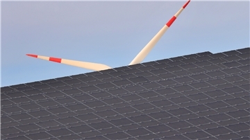 Ein Windrad dreht sich hinter Solarzellen eines Solarparks. Wie Kommunen sich künftig klimaschonend aufstellen können, beschäftigt auch den Tarmstedter Samtgemeinderat. Auf die Hilfe eines Klimaschutzmanagers will man vorerst noch verzichten.