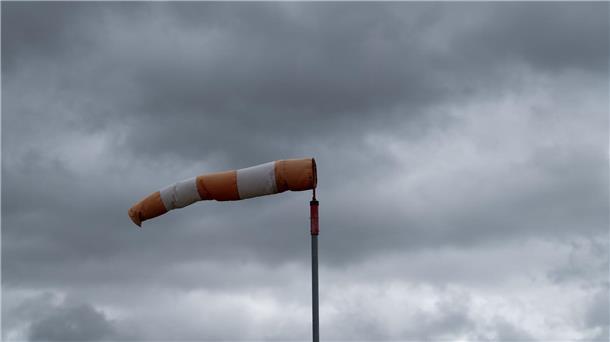 Sturmtief: Unwetterwarnungen für die Küste und im Harz Ein Windsack weht bei stürmischem Wetter im Wind.