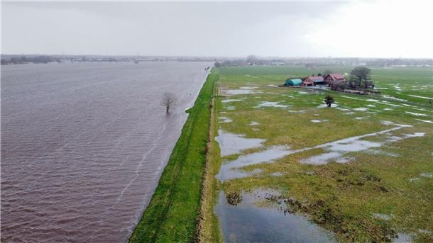 Hochwasserlage bleibt angespannt: Evakuierung an der Aller Ein Wohnhaus am Deich auf der Weserinsel Hagen-Grinden (Aufnahme mit Drohne).