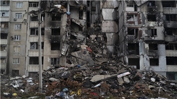 Ein Wohnhaus im Charkiwer Stadtteil Saltivka, das durch Angriffe in den vergangenen Monaten stark beschädigt wurde.