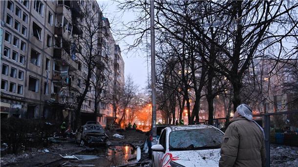 Krieg gegen die Ukraine: So ist die Lage Ein Wohnhaus in Kiew wurde durch einen russischen Raketenangriff beschädigt.