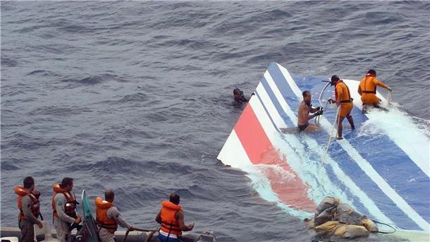 Todesflug Rio-Paris: Kein Ende der Aufarbeitung in Sicht Ein Wrackteil der abgestürzten Air-France-Maschine AF447 wird von einem Rettungsteam der brasilianischen Marine im Atlantik geborgen.