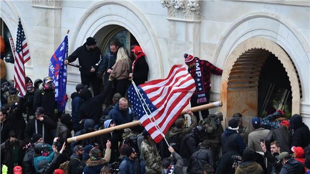 Biden ehrt Polizisten für Einsatz bei Kapitol-Attacke Ein wütender, bewaffneter Mob dringt in das US-Kapitol ein.