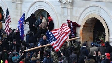 Ein wütender, bewaffneter Mob dringt in das US-Kapitol ein.