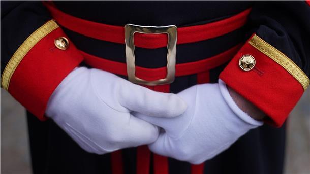 Countdown zu Krönung von Charles III. läuft Ein Yeoman Warder, auch bekannt als Beefeater, im Tower of London. Auch auf seiner Uniform ist das neue königliche Wappen bereits angebracht.
