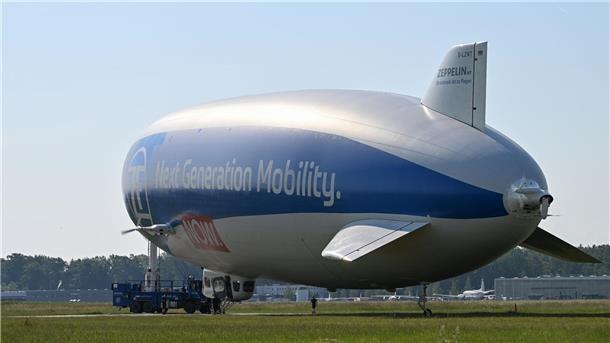 „Andere Art der Fliegerei“ - Der Weg zum Zeppelin-Piloten Ein Zeppelin NT (Neue Technologie) ankert auf dem Bodensee-Airport in Friedrichshafen.