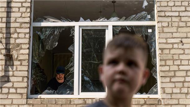 Ein zerbrochenes Fenster nach einem russischen Raketenangriff in Kramatorsk.