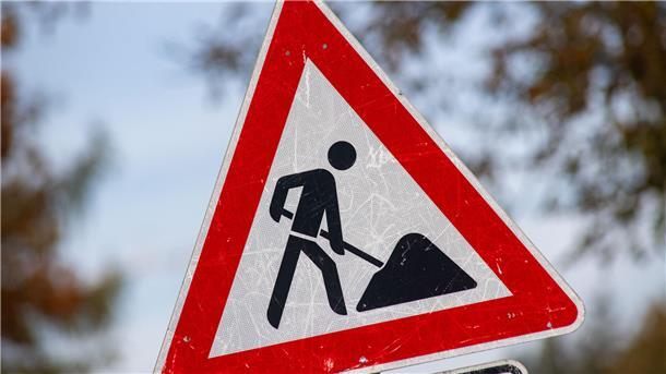 Butjadingen: Hier gibt es ab Mittwoch eine Vollsperrung Ein zerkratztes Schild Gefahrzeichen Arbeitsstelle (Zeichen 123) mit dem Piktogramm eines Bauarbeiters zur Beschilderung einer Baustelle. (zu dpa: «Schneller fertig - A7 Richtung Hamburg bei Rendsburg wieder befahrbar») +++ dpa-Bildfunk +++