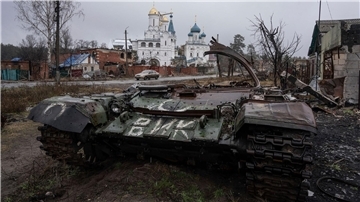 Krieg gegen die Ukraine: So ist die Lage Ein zerstörter Panzer in Swjatohirsk vor einer Kirche.