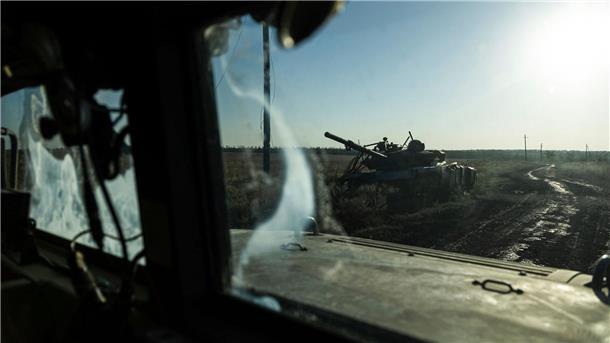 Krieg gegen die Ukraine: So ist die Lage Ein zerstörter Panzer ist durch das Fenster eines Fahrzeugs an der Frontlinie in der Nähe von Klischtschijiwka bei Bachmut zu sehen.