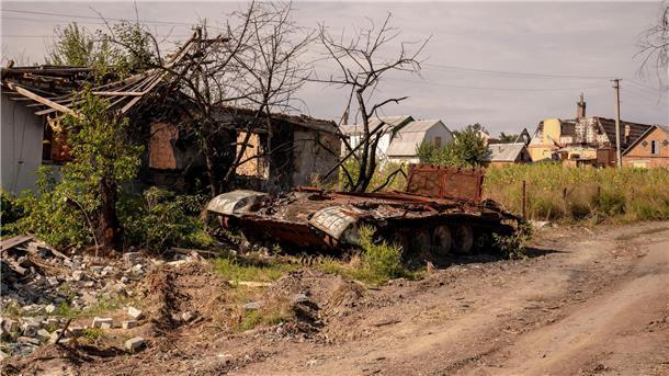 Ein zerstörter russischer Panzer in der Nähe von Charkiw.