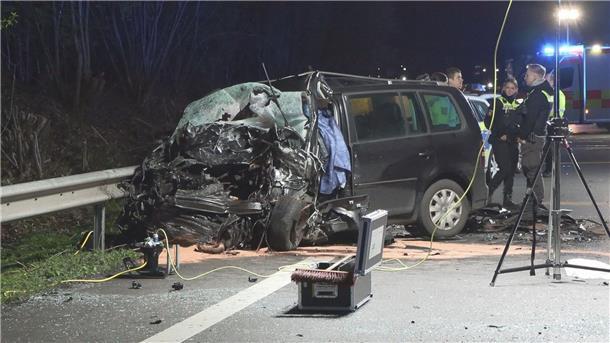 Ein zerstörtes Auto steht nach einem Unfall auf dem Seitenstreifen.