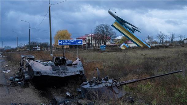 Ein zerstörtes gepanzertes Fahrzeug steht am Rand eines Feldes in Cherson im Süden der Ukraine.
