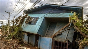 Ein zerstörtes Haus: Die Zahl der Toten ist nach den schweren Unwettern im Süden Brasiliens  weiter gestiegen.