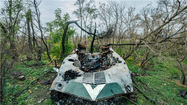 Krieg gegen die Ukraine: So ist die Lage Ein zerstörtes russisches Armeefahrzeug in den Wäldern um Vysokopillya, einem kürzlich von der ukrainischen Armee befreiten Dorf.