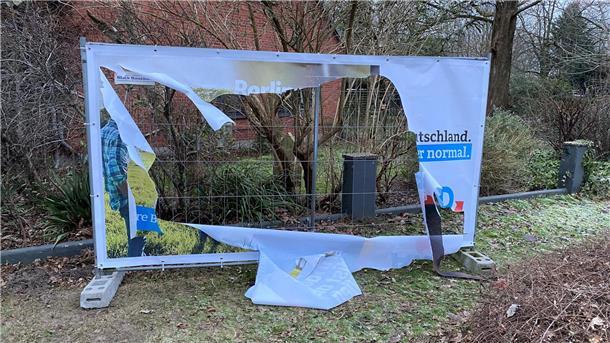 Zerstörtes Wahlplakat der Partei Alternative für Deutschland (AfD) in Wehdel (Gemeinde Schiffdorf)