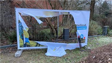 Zerstörtes Wahlplakat der Partei Alternative für Deutschland (AfD) in Wehdel (Gemeinde Schiffdorf)