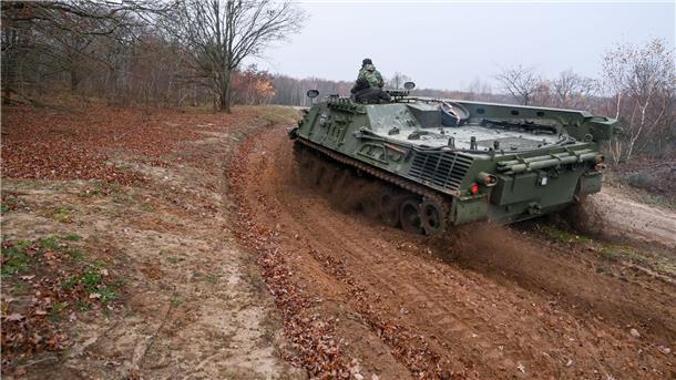 Panzer im Einsatz für seltene Urzeitkrebse Ein Zivilpanzer verdichtet in Sielmanns Naturlandschaft Döberitzer Heide Trassen, damit sich dort Pfützen für Urzeitkrebse bilden können.