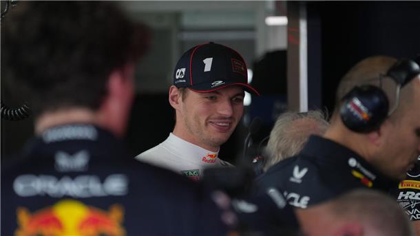 Ein zufriedener Verstappen - selbst überrascht von Red Bull.  